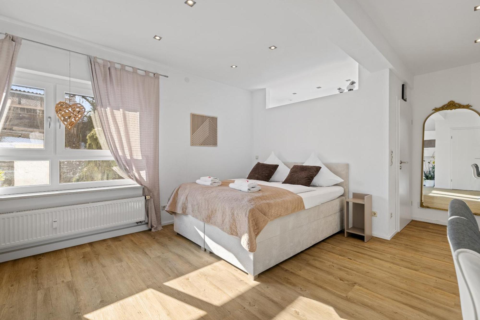 Goldcream Suites - Modern - Netflix - Free Parking Guenzburg Luaran gambar